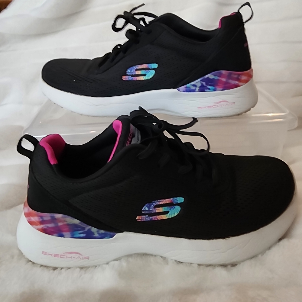 9W. Like New. Skechers Women's Dynamight Sneaker